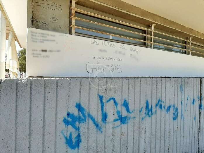 Frases ofensivas contra mujeres en el muro trasero del anfiteatro de Las Remudas/TA.